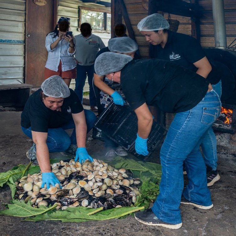 Traditioneller Curanto aus dem Erdofen auf der Insel Chiloé