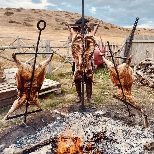 Traditionelles patagonisches Asado am offenen Feuer auf einer Estancia