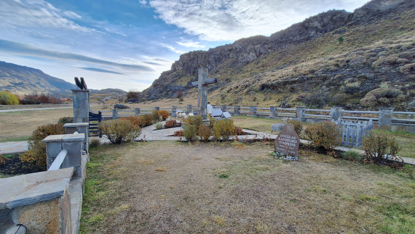 Friedhof Douglas Tompkins, Gründer des Patagonia-Nationalparks, direkt hinter der Explora Lodge