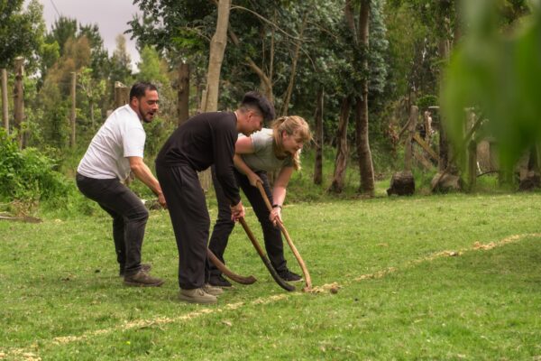 Juego de palín junto a visitantes